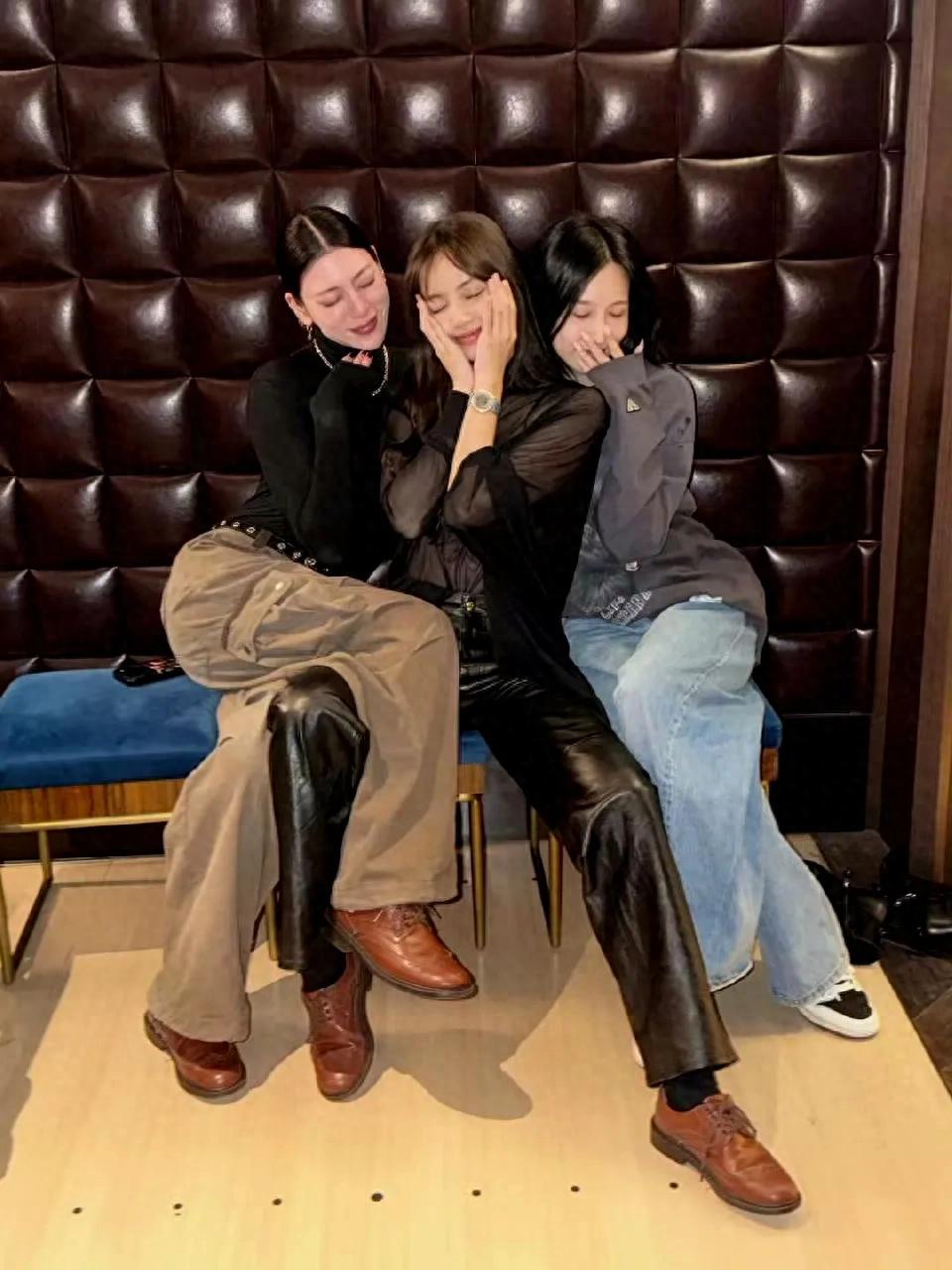 三吉彩花和Lisa一起跨年 ???