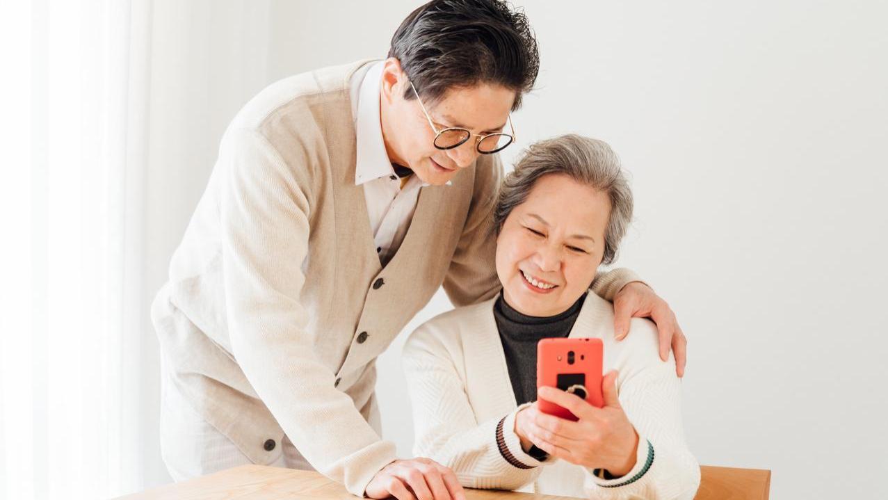 老年人使用智能手机，必须学会的6个功能，操作简单，一看就会