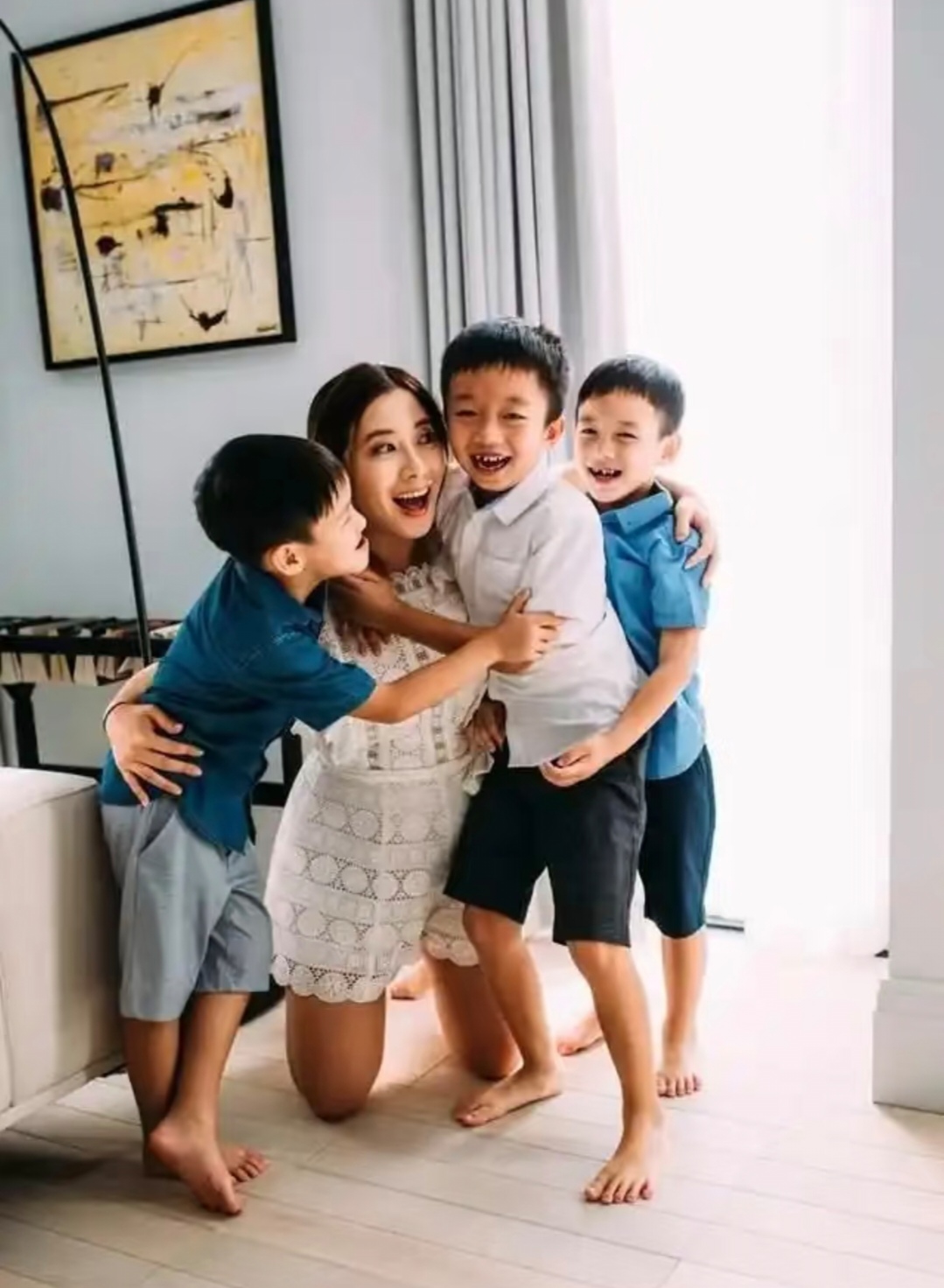 徐子淇妹妹与名媛聚会,打扮低调一脸富态,嫁富商生3子很幸福