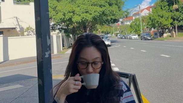 44岁郑丽媛晒照：陪妈妈逛街好开心，悠闲度假很有松弛感