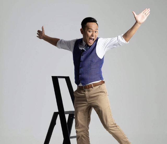 香港知名男星宣布复出,两度退出娱乐圈,举家移民澳洲失败