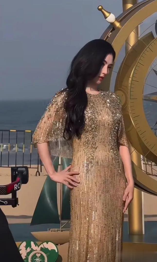 张柏芝现身河北无修图膀大腰圆，手背青筋暴露，果然路人手机真实