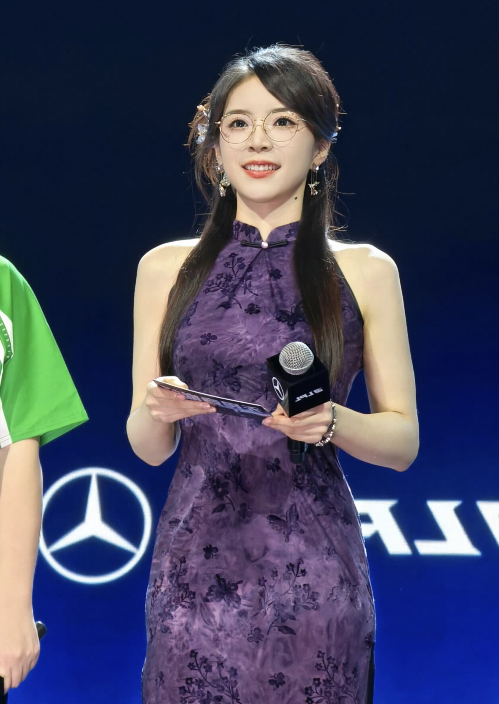 余霜阿姨|紫色旗袍+金丝眼镜，这身材比例谁看了不夸