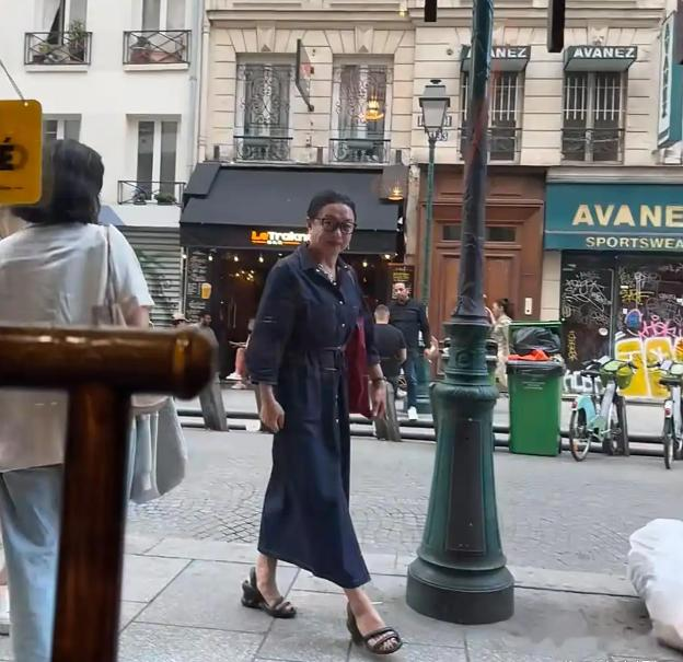 57岁金星定居法国，身材发福满脸褶子连胸都小了，越来越像男人