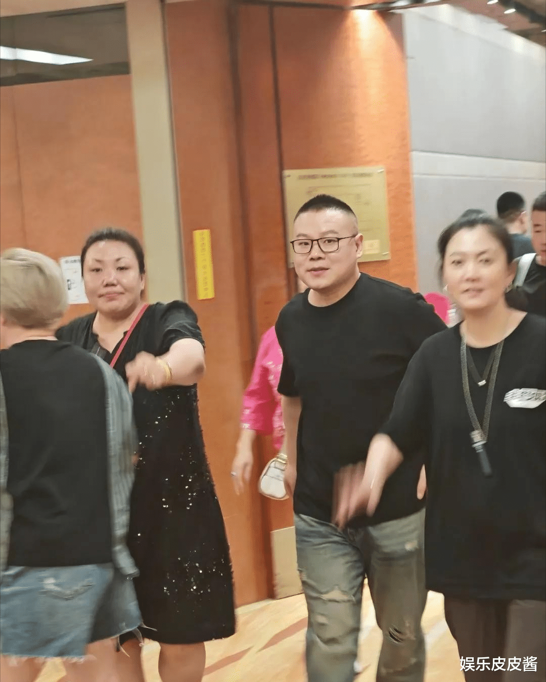 岳云鹏演唱会圆梦，庆功宴现场曝光，开香槟拉条幅，环宇老总相陪