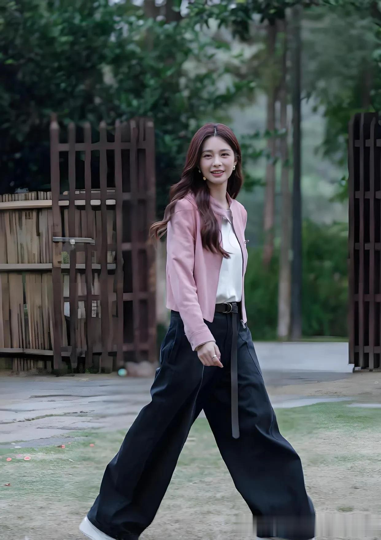 沈梦辰会穿是数一数二的!穿粉色夹克内搭白色上衣 配阔腿裤好高级
