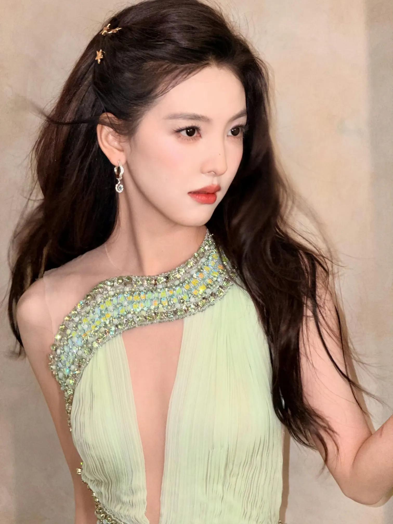 章若楠绿色薄纱裙写真美图