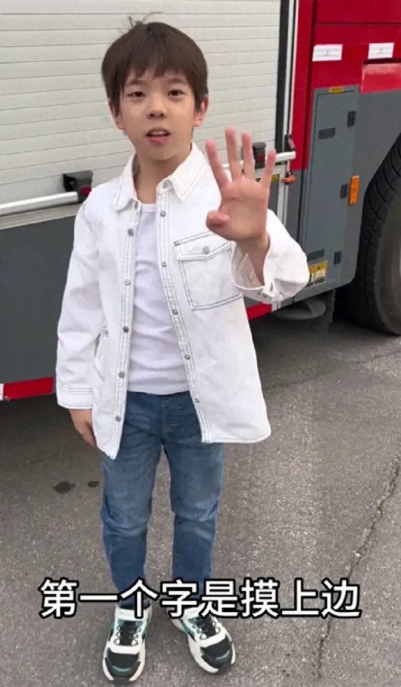 12岁嗯哼颜值逆袭,近照曝光引热议!12岁身高就超170cm