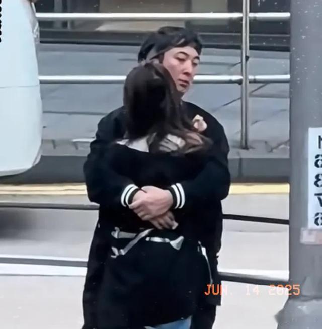 懒懒在王思聪家里直播,力破分手传闻,王思聪突然进来懒懒脸红了