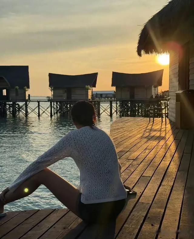 55岁钟丽缇马来西亚泳池变美人鱼，身材碾压少女，水中状态绝了