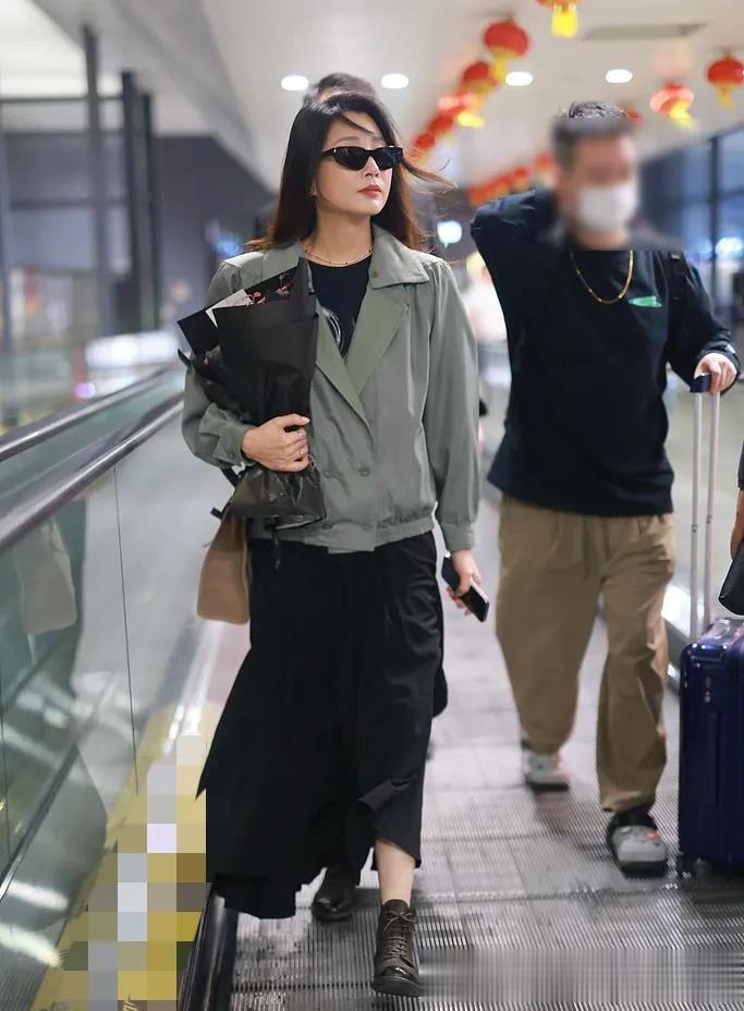 46岁殷桃真会赶时髦！短夹克+半身裙+短靴，洋气又高级！