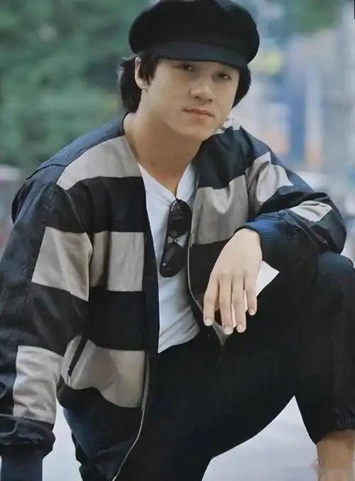 一张照片勾起青春回忆，25岁的成龙和24岁的林青霞留下了珍贵合影