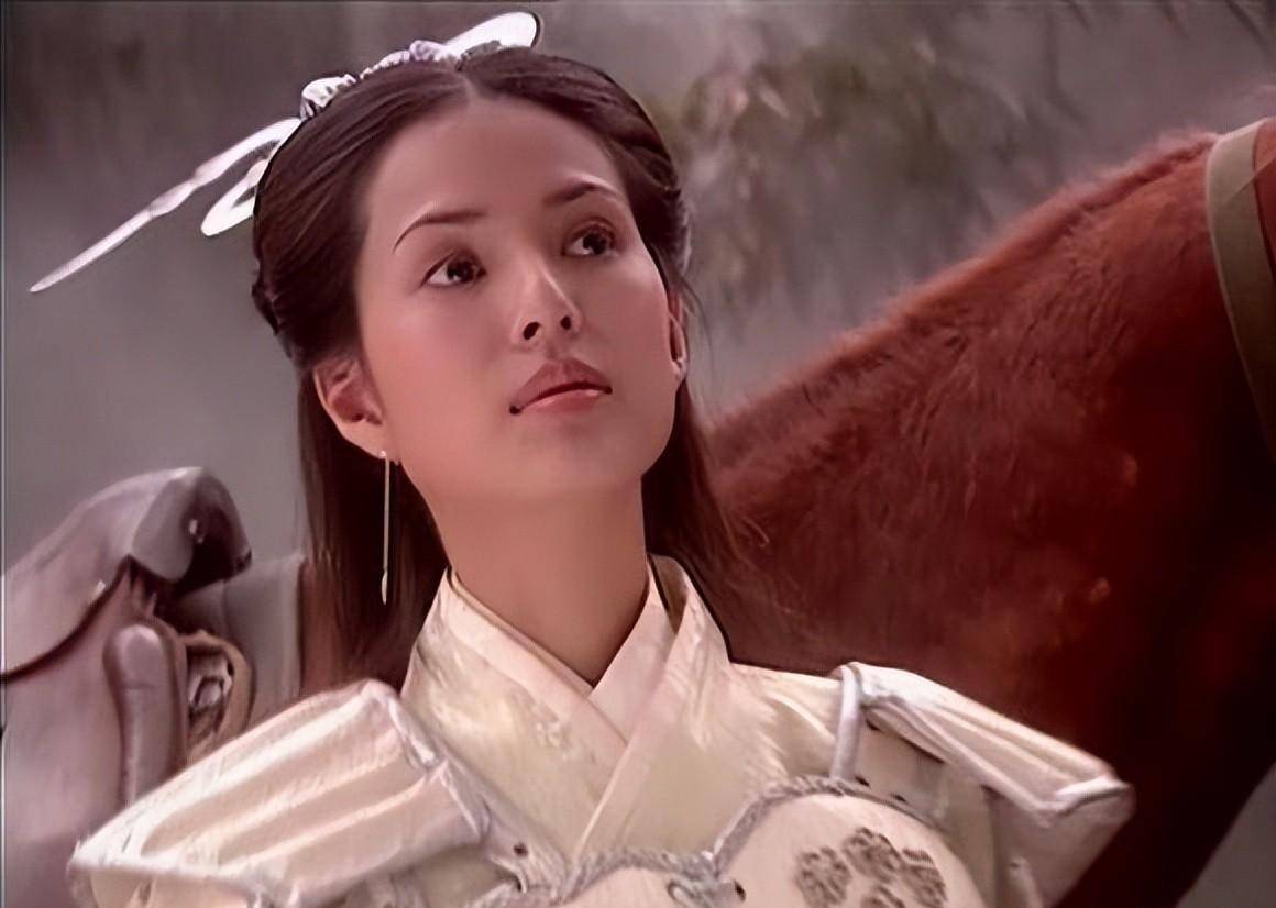 58岁李若彤泰国被偶遇，生图褶多苹果肌吓人，穿露脐装小腹有赘肉