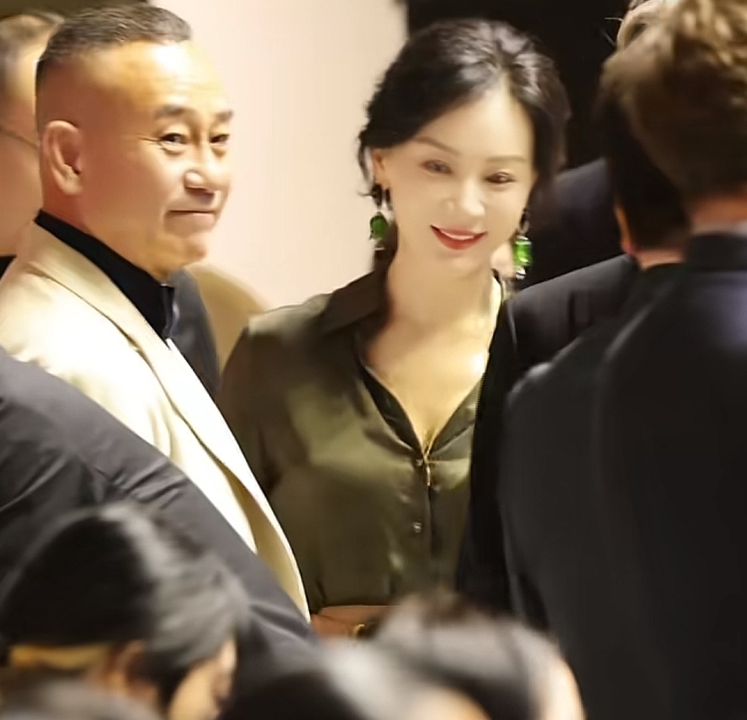 48岁陈数一袭绿色衬衫出席电影节,美目太勾人,林保怡眼神亮了