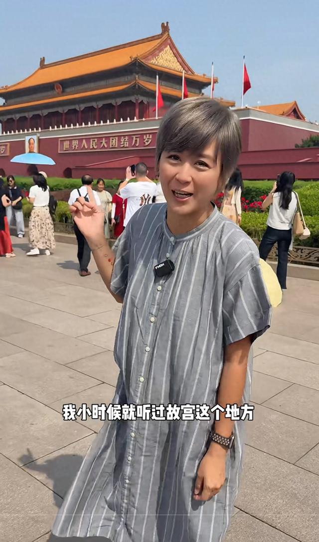 43岁唐宁低调回国现身北京，打扮休闲游故宫，被路人认出大方合照