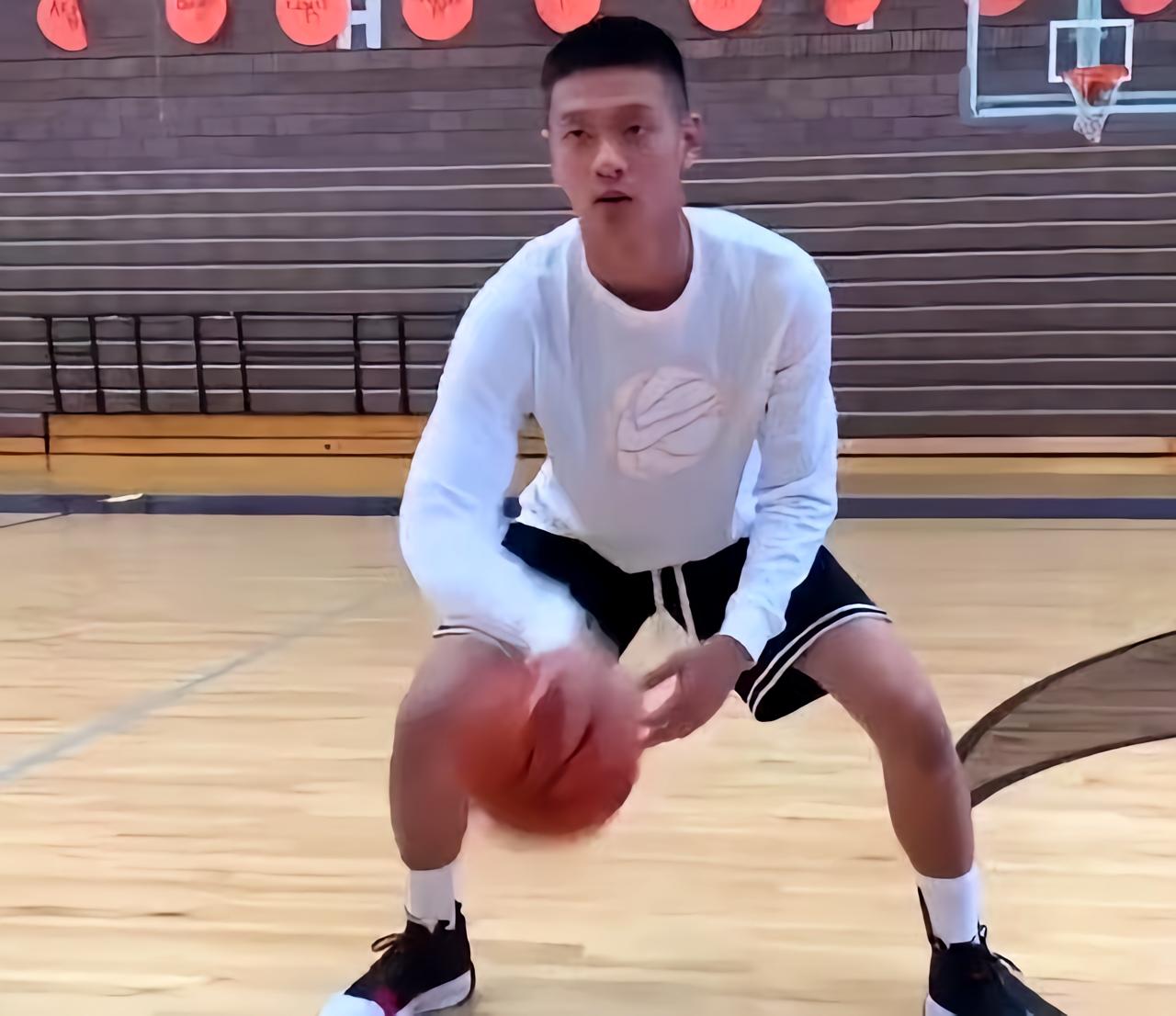 23年后，陈宝莲留下的未满月孩子已长大，打着耳钉，嘻哈乐队出道