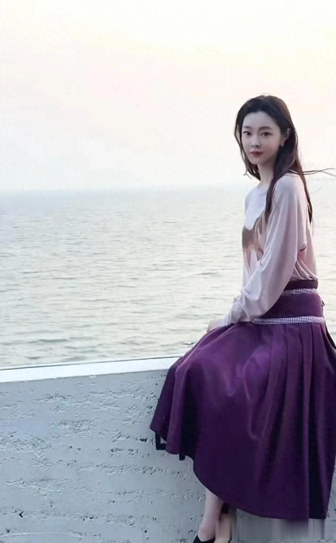 被宋轶的海边穿搭惊艳！粉色长袖T恤搭配紫色灯芯绒长裙又白又美