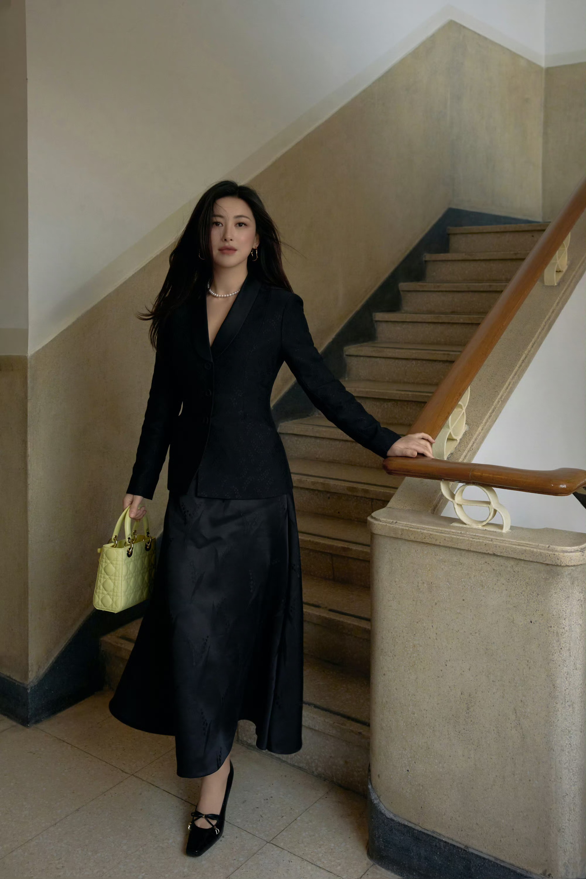 朱珠颜值封神！淡妆素饰显清丽，浓妆繁宝柔媚带风情