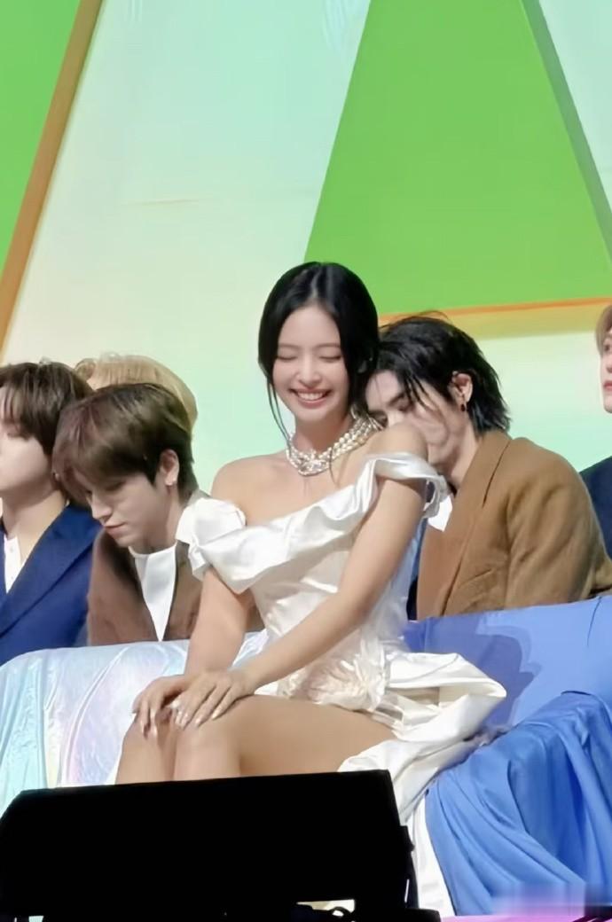 jennie的MMA舞台偷文化，穿毛笔字的衣服，粉丝表示汉字不算中文