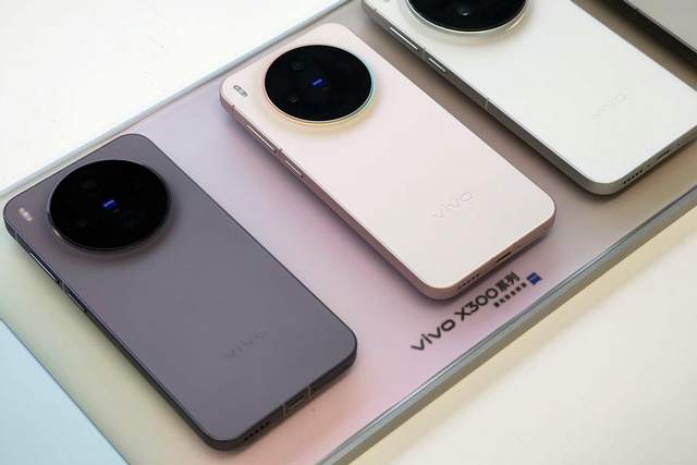 都是標準版，vivo X300、小米17對比，哪款機型更值得買？