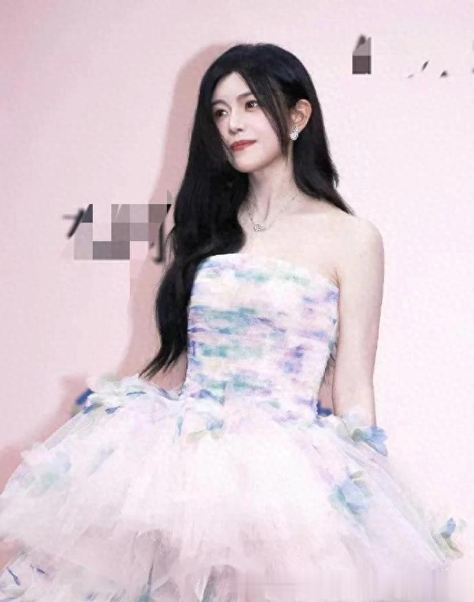 陈妍希离婚后状态大回春！一袭抹胸纱裙配长卷发，美出新高度！