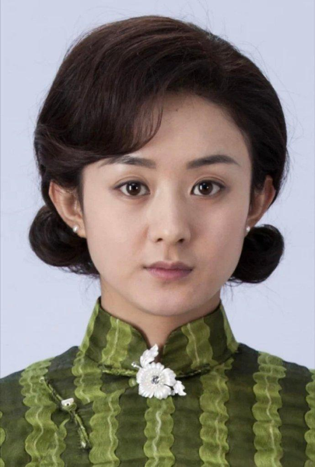 赵丽颖出席活动，抹胸长裙端庄又清丽，“床单造型状态差”引争议