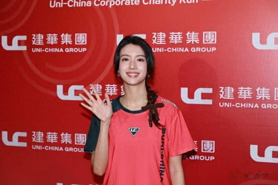 蔡思贝回应合约传闻,自曝享受单身生活,坦言有人追求但专注事业