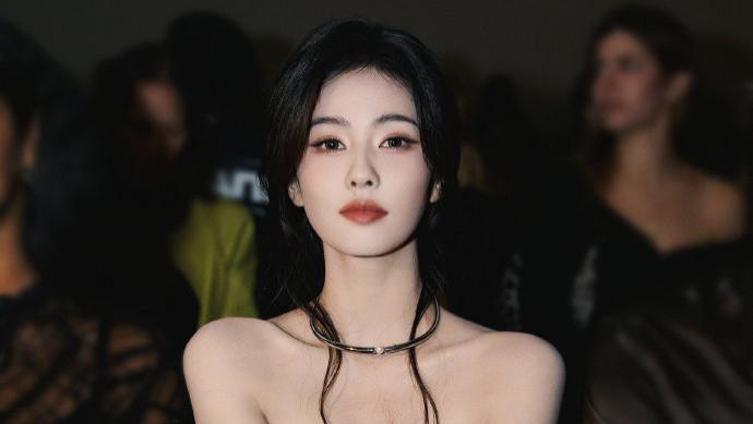白鹿与科比大女儿同框看秀