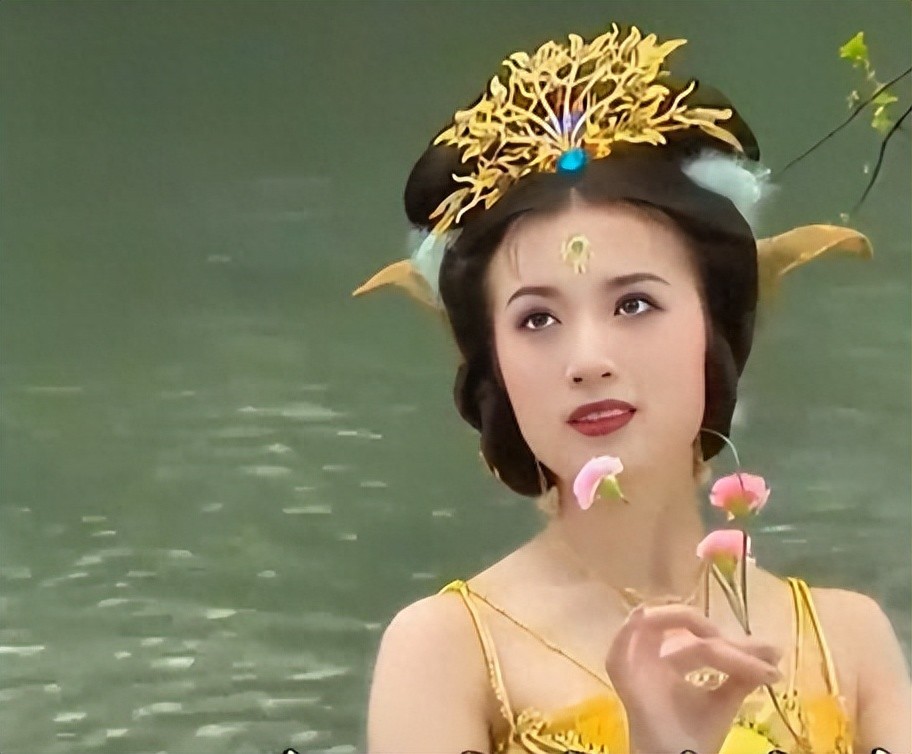 “孔雀公主”金巧巧近况曝光，脸僵硬下巴尖，30年前整容弊端显现