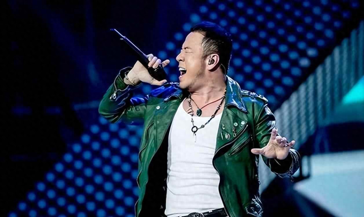 杨坤演唱会空座如山,怒斥观众后沉默,时代已不等老歌手