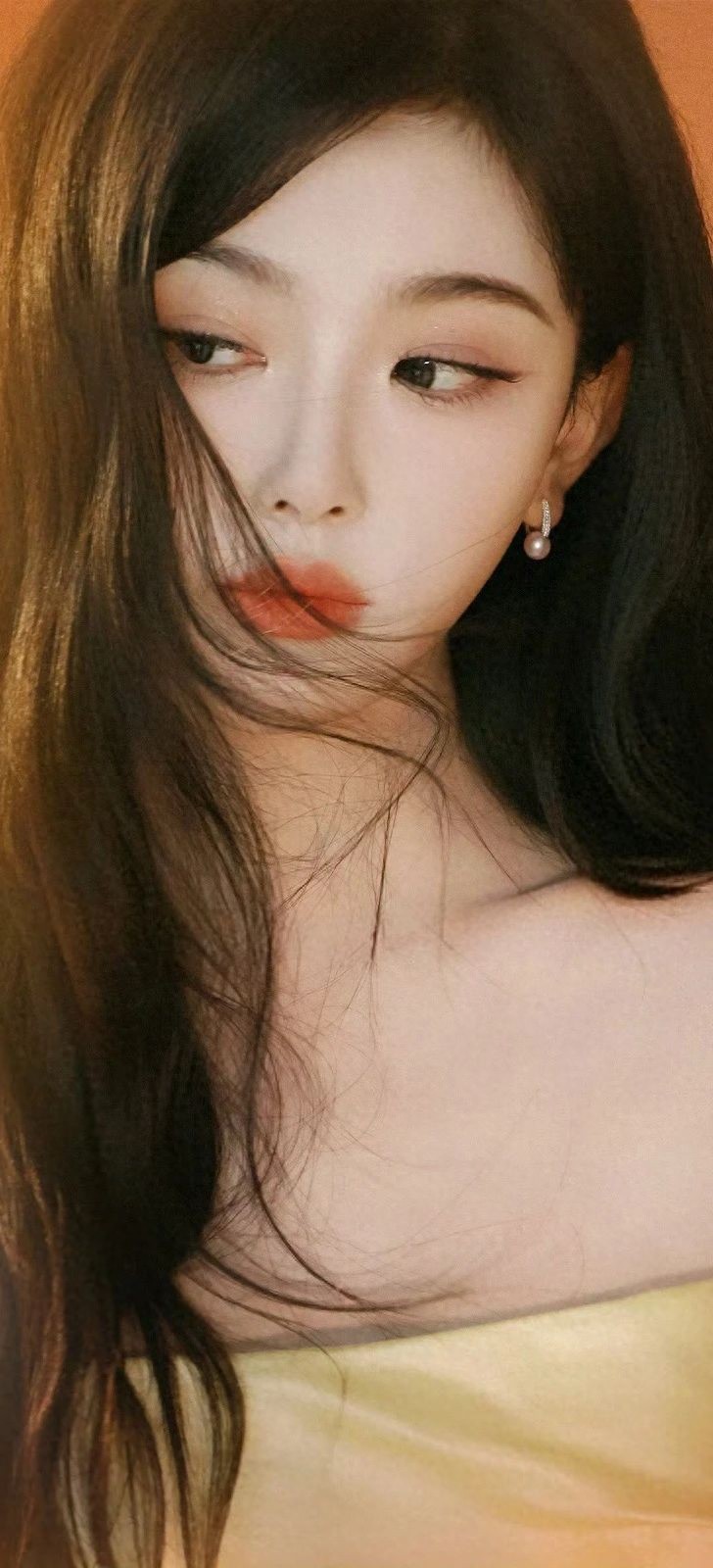 孔雪儿壁纸｜明艳黄色长裙，点亮你的屏幕