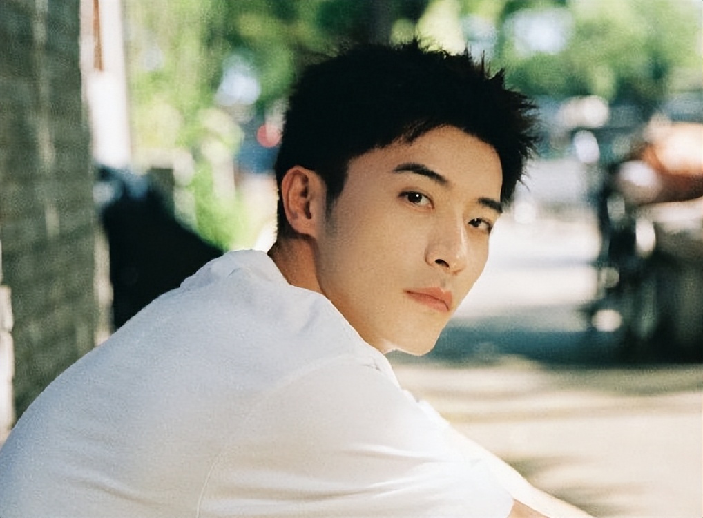 绿了张天爱，渣了古力娜扎，如今又曝新恋情，他到底有什么魅力？