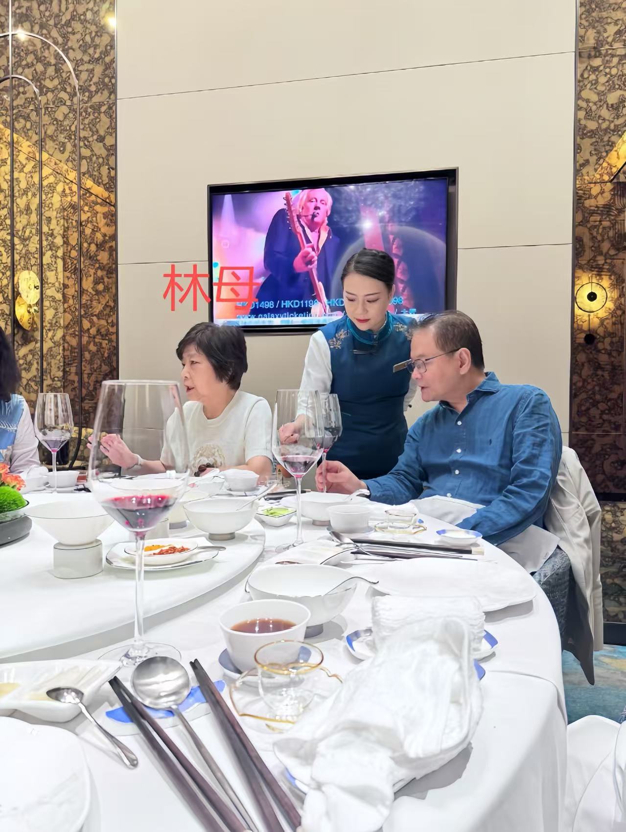 林心如父母复婚后罕露面！74岁林妈驼背显老，将举办50年金婚庆典