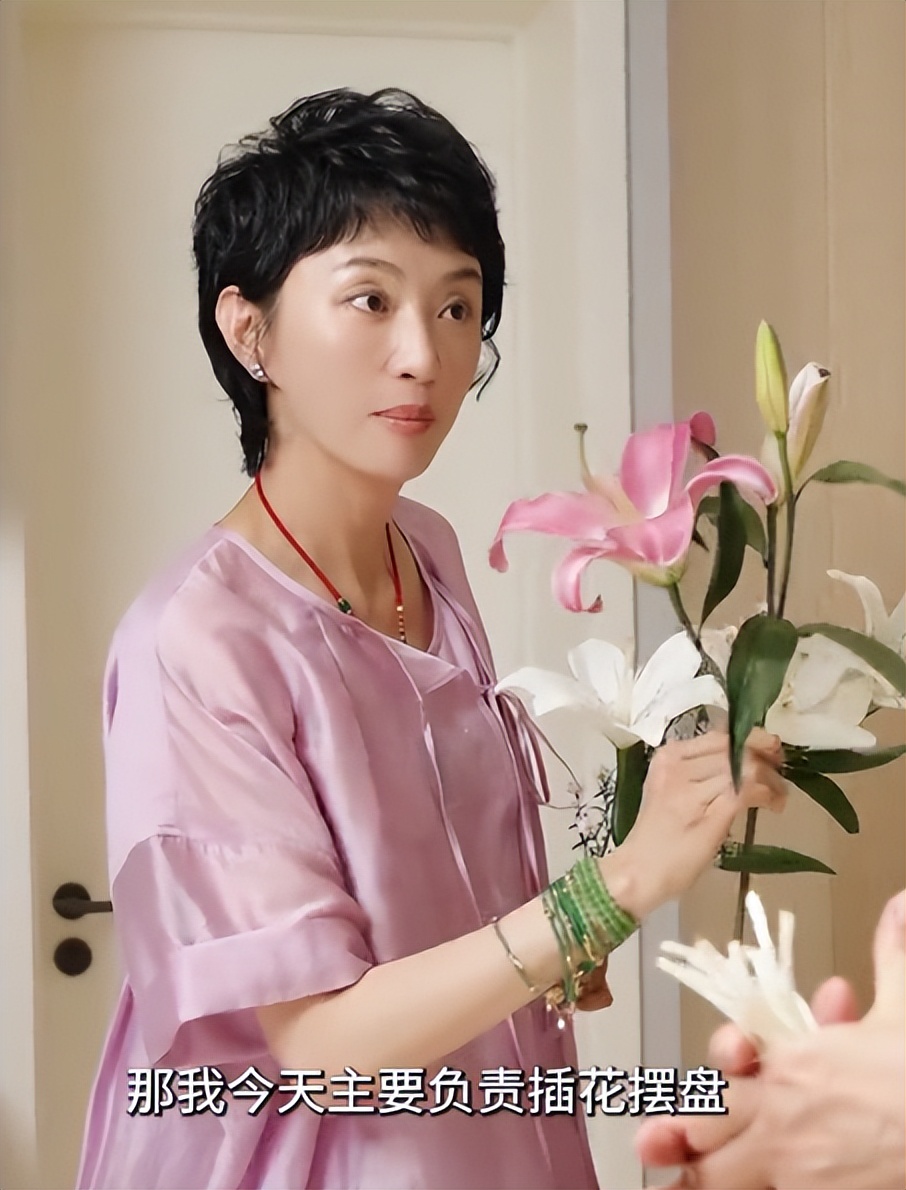 狐狸尾巴藏不住了！以为能“毁掉”何晴 不料自己先被扒个底朝天