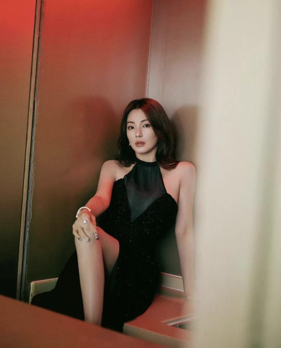 张雨绮一袭黑裙“鲨”疯了！挂脖透视又开叉，这身材谁看了不迷糊