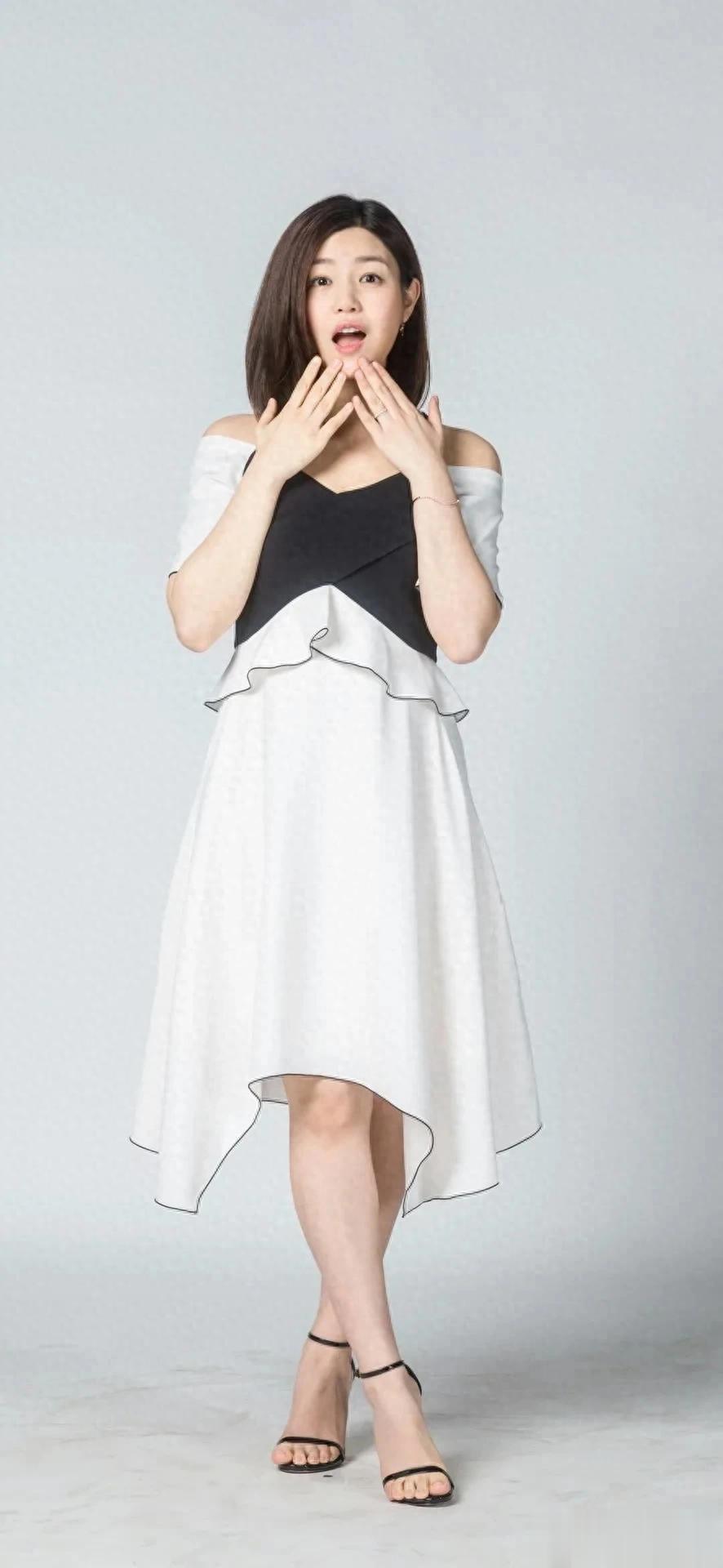 明星图片 \陈妍希，露肩黑白裙，优雅又俏皮