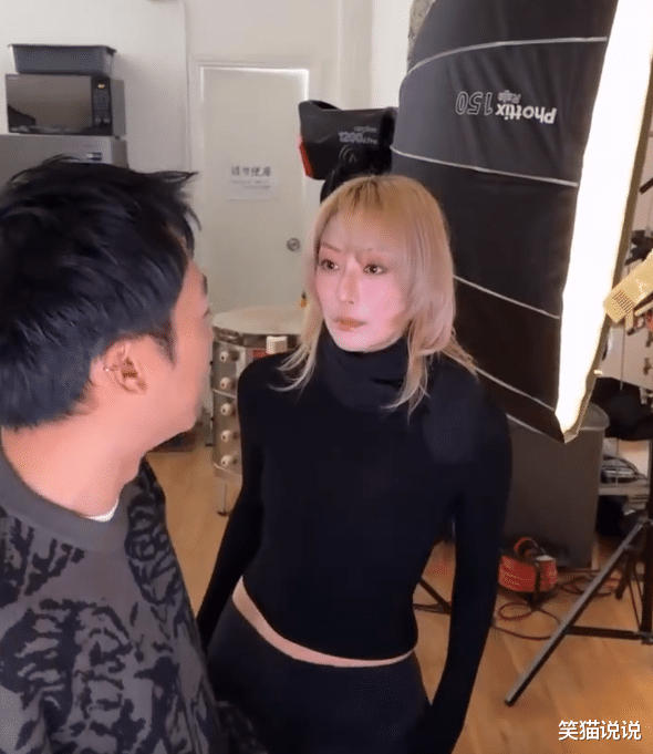 郑秀文晒工作花絮视频：黑衣金发好美，水蜜桃妆容让粉丝赞叹