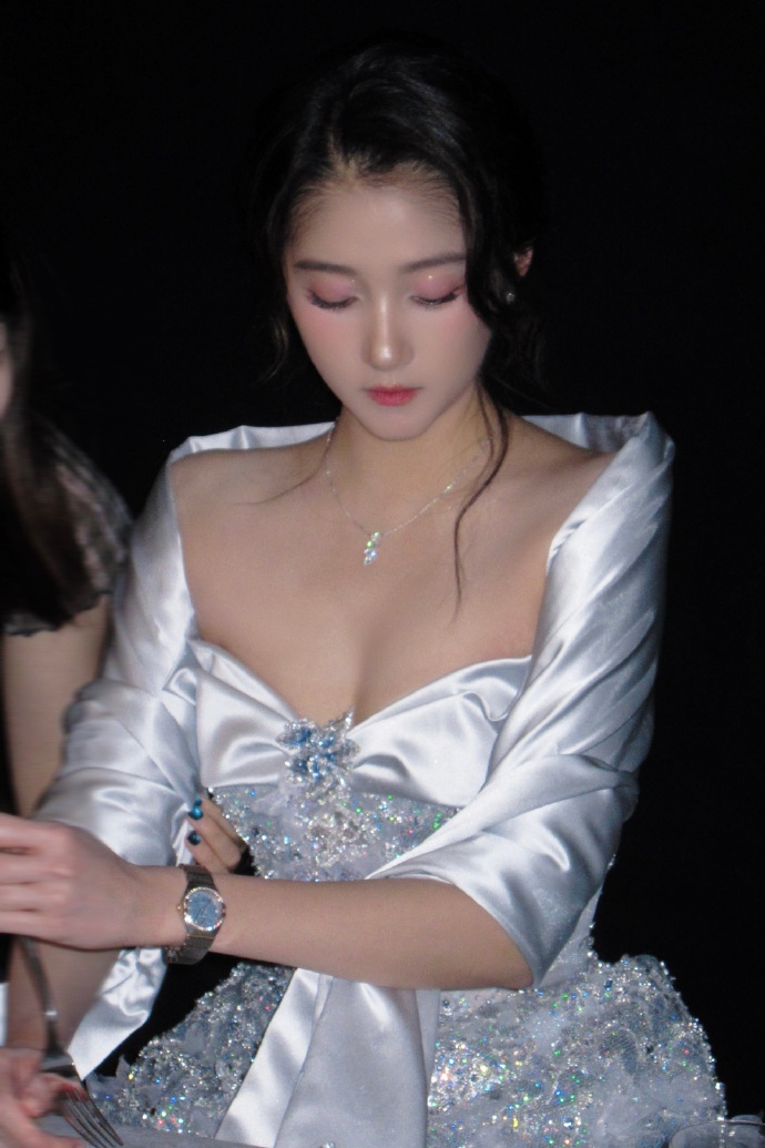 关晓彤这身材和这气质，简直是人间富贵花啊！