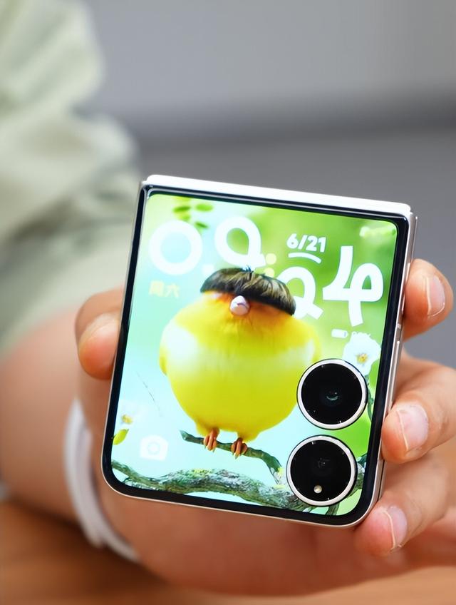 国内小折叠屏哪家强?华为第一,小米第二