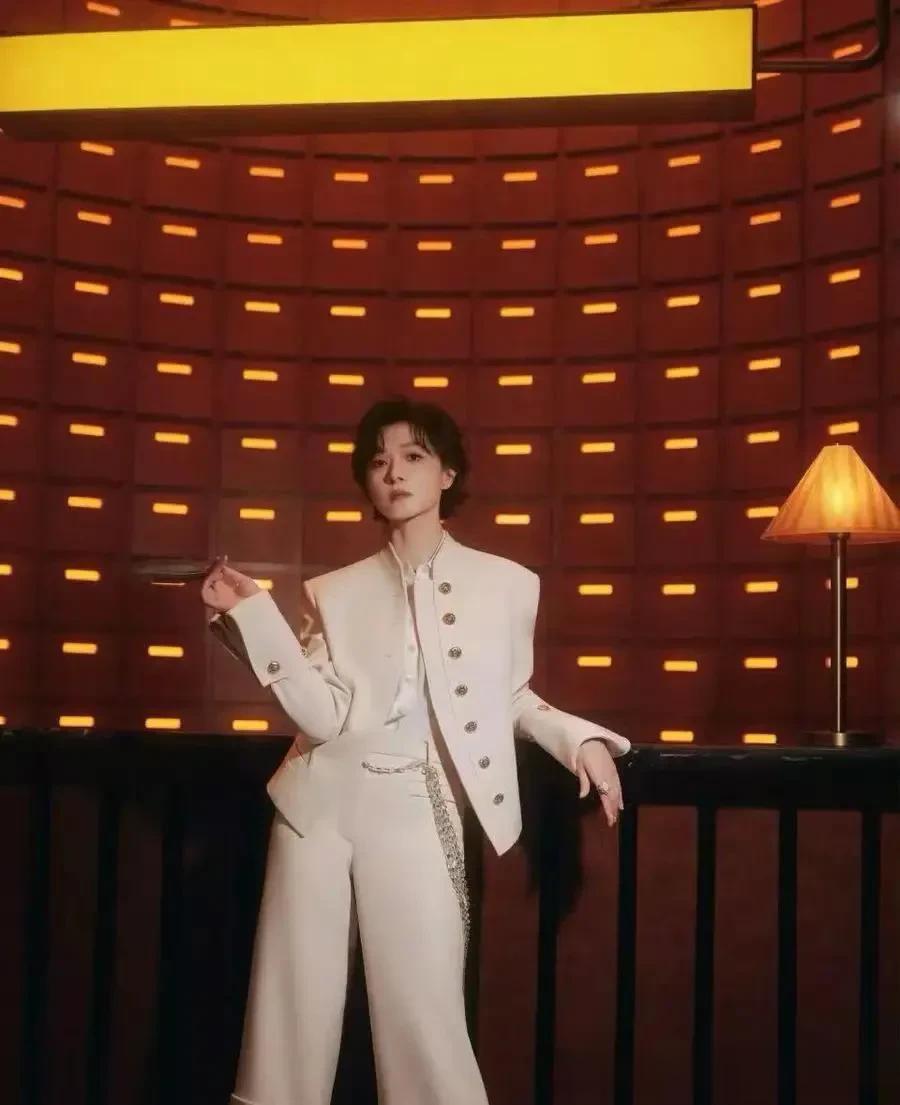 万茜换风格后气质大变!穿米白色套装+短发,简约利落又高级!