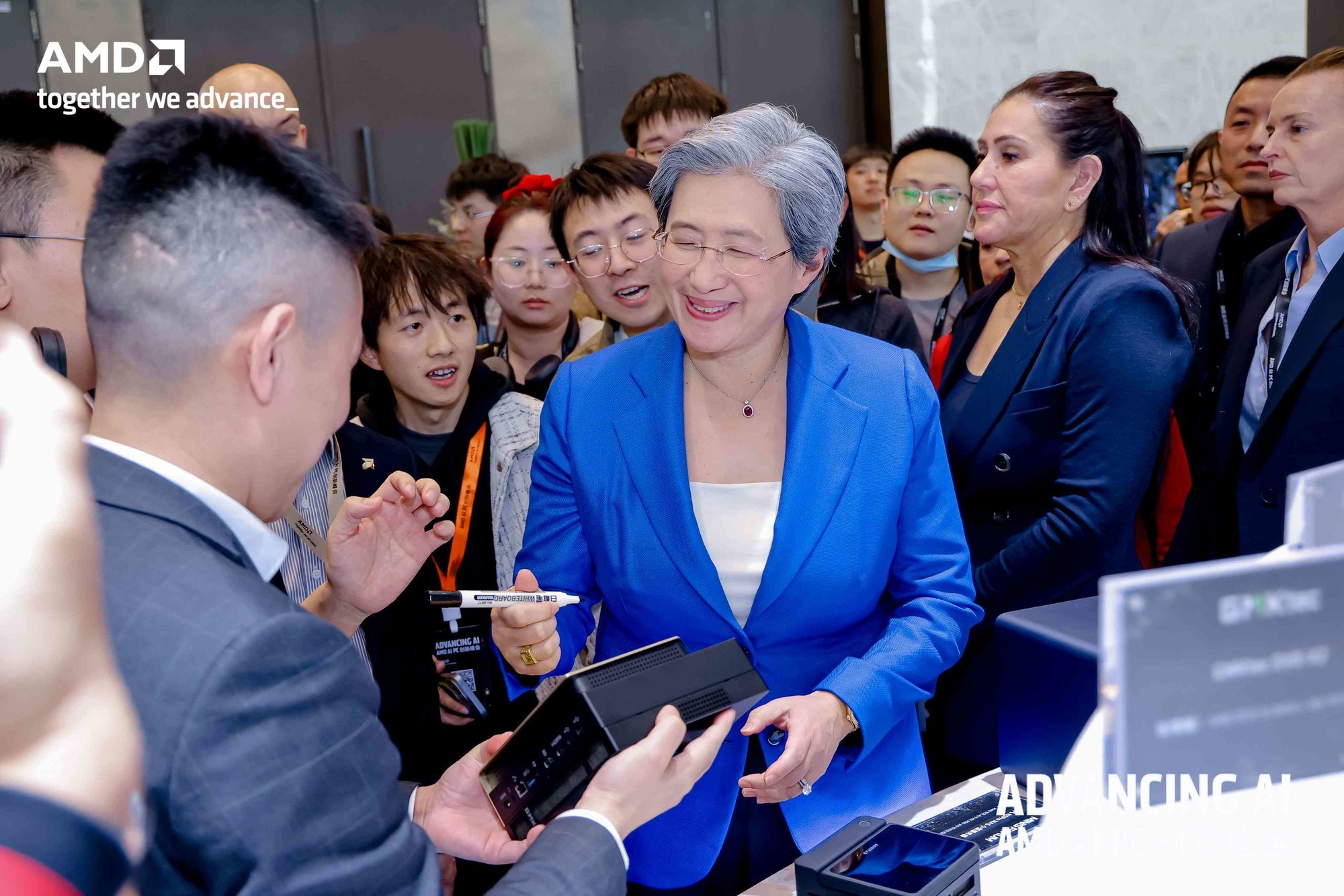 极摩客EVO-X2桌面AI超算荣膺美国好设计铂金奖,引领全球桌面计算新潮流