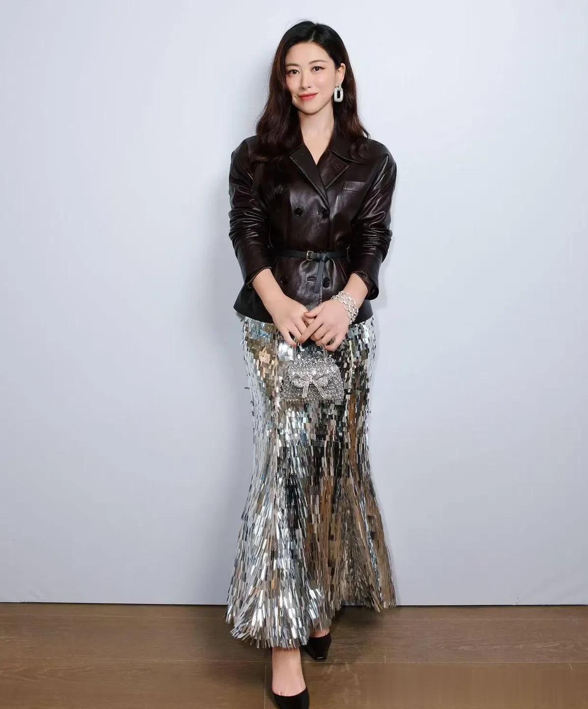 朱珠的气质真是出挑！穿收腰皮衣+银色流苏裙，高级又洋气！
