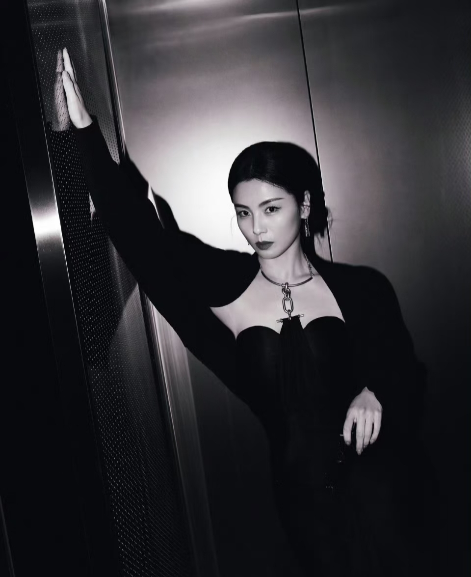 刘涛黑色系造型搭配高级御姐妆,酷飒演绎“姐系”时尚