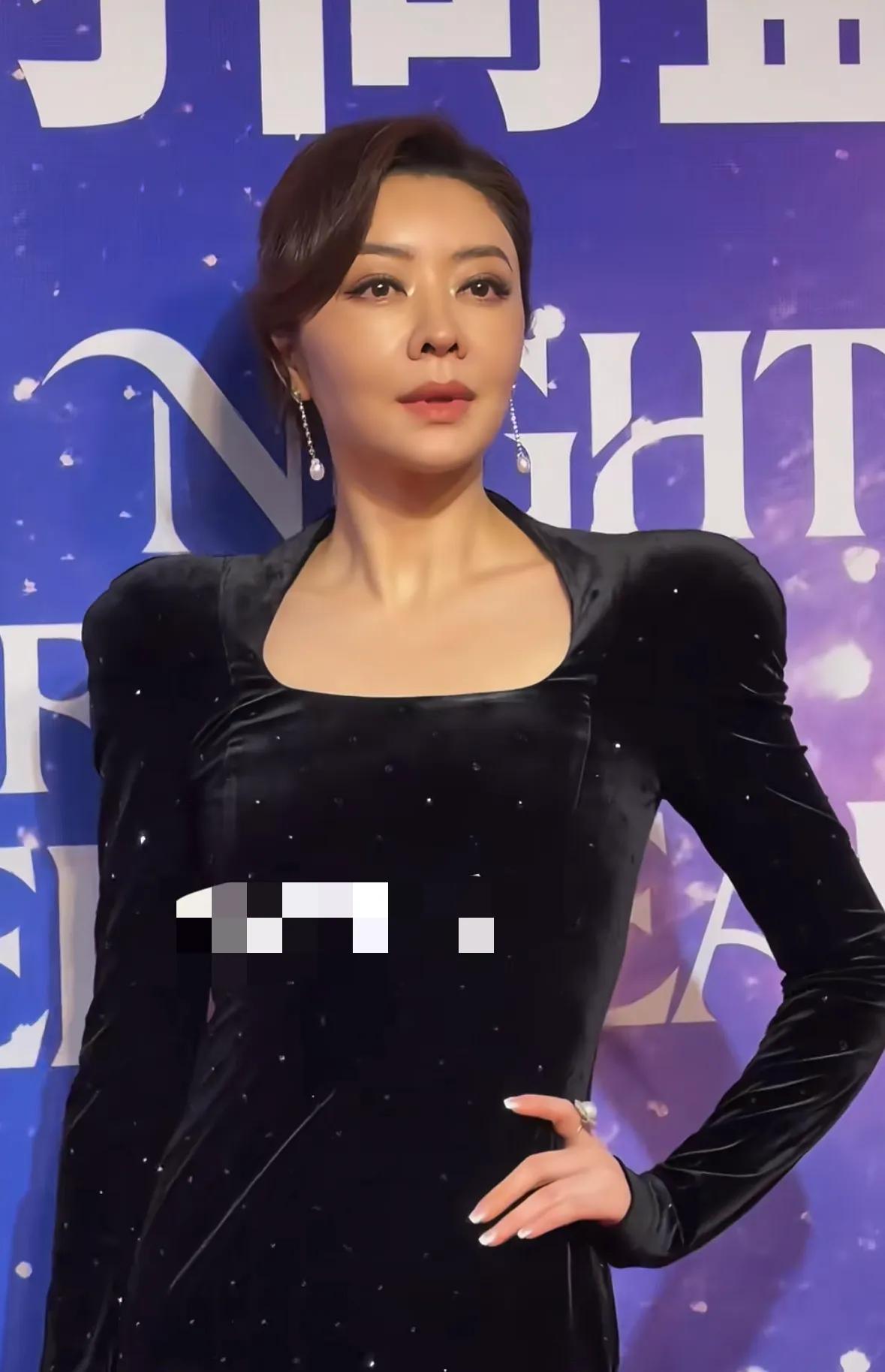 熊黛林出席活动，穿开叉长裙大秀美腿，鼻头变大很显老没方媛漂亮