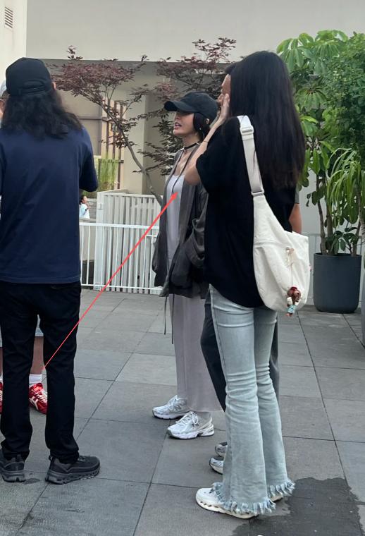 秦岚现身宁波开机，生图脸肿大小眼明显，王阳不吭却哄张萌呲牙乐