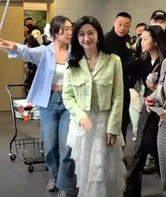 36岁景甜现身北京,穿蛋糕裙里面搭秋裤,微胖后更美了