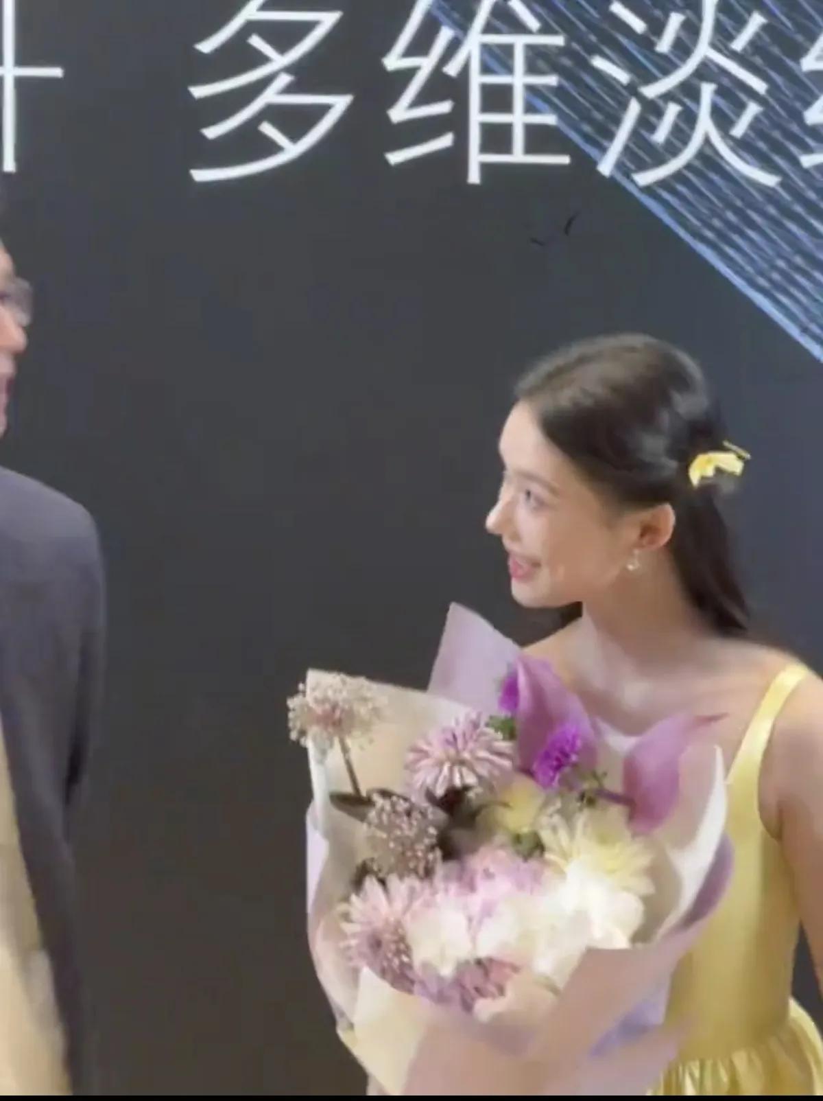 林允现身某活动，穿黄色长裙本人好漂亮，白到发光的存在状态超好