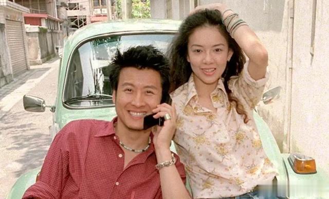 孙兴离婚后火速与富婆女友复合!一起现身聚会,打扮另类满身刺青