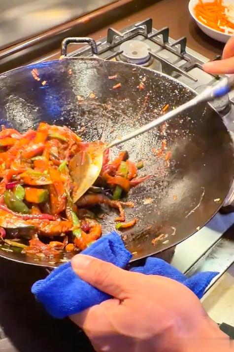 贾冰北京房子曝光,墙面掉皮斑斑点点显邋遢,没高档家具很接地气