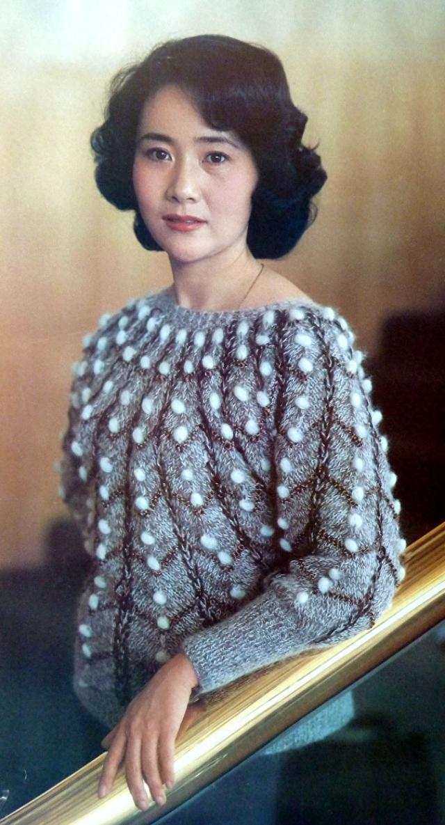 她主持过央视春晚,两婚两离,坎坷的人生和婚姻堪比电视剧